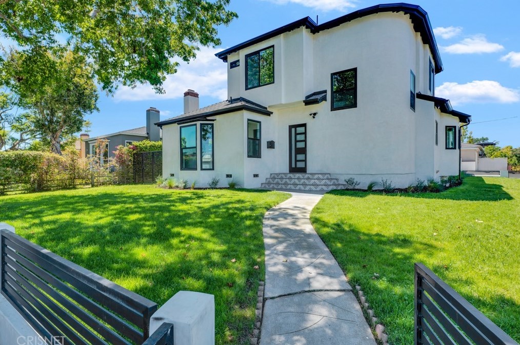 7901 Glider Ave, Los Angeles CA  90045-3049 exterior