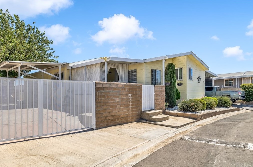 3300 15th St, Tropico Village, CA 93560-7319