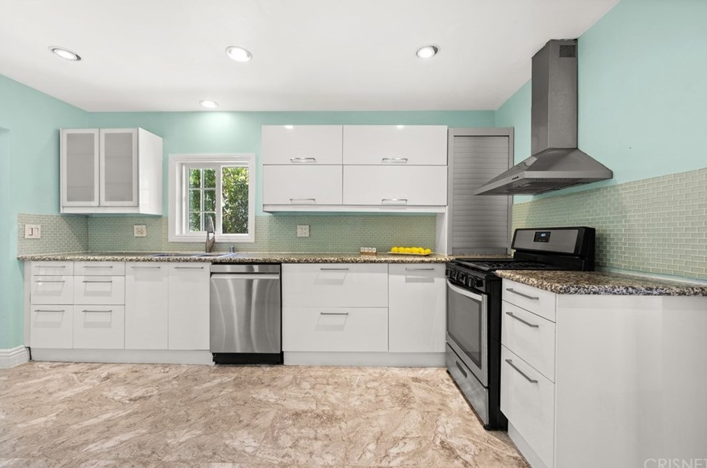 9165 Bartee Ave, Los Angeles, CA 91331-4809