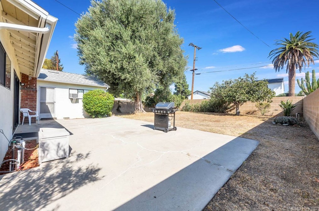 18649 Willard St, Los Angeles CA  91335-1256 exterior
