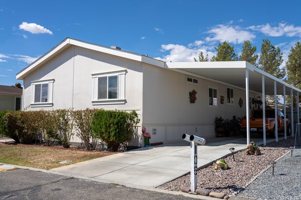 2113 Windflower Dr, Tropico Village, CA 93560-6105