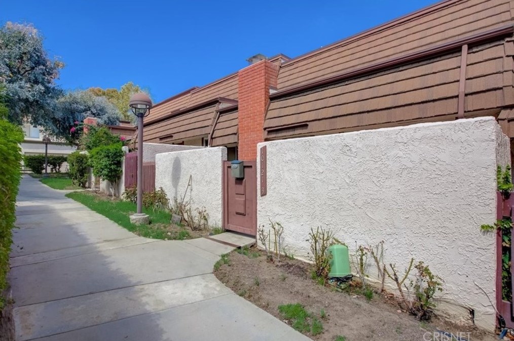 10121 Larwin Ave, Chatsworth, CA 91311-7419
