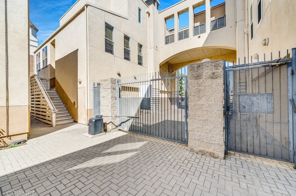 8021 Vermont Ave, Los Angeles CA  90044-3543 exterior