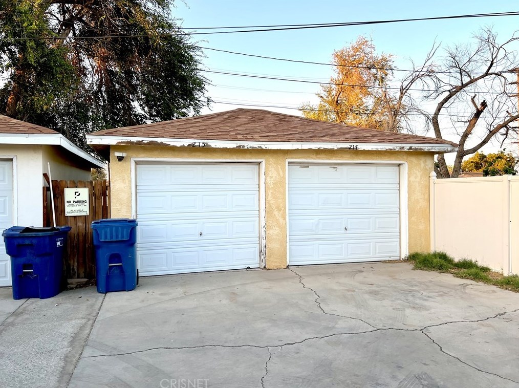 215 Kildare St, Lancaster CA  93534-2615 exterior