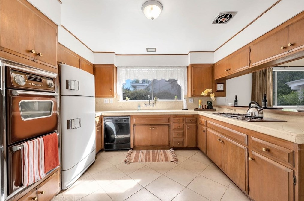 9830 Oakdale Ave, Chatsworth, CA 91311-5632