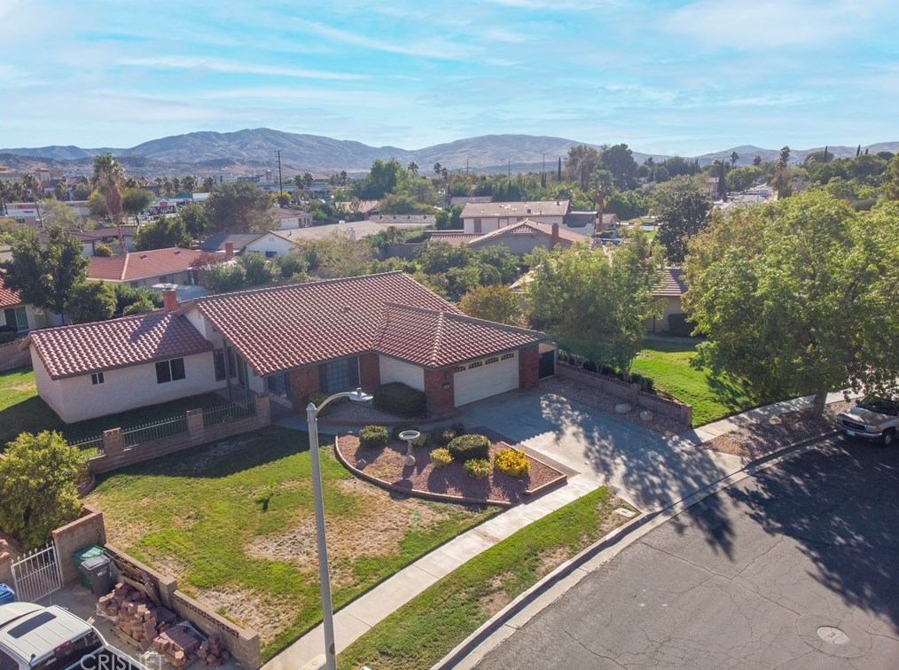 424 Bogie St, Palmdale, CA 93551-2945