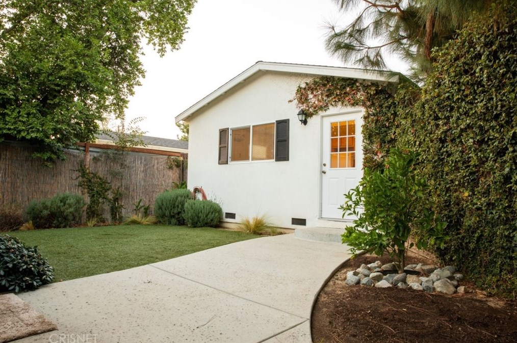 7337 Zelzah Ave, Los Angeles CA  91335-1550 exterior