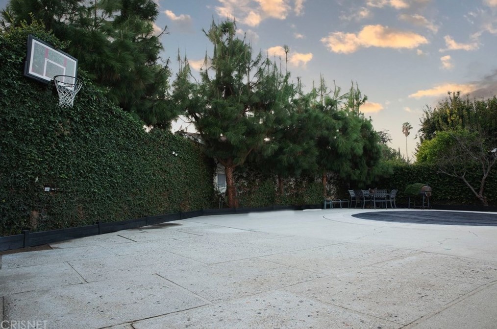 7337 Zelzah Ave, Los Angeles CA  91335-1550 exterior