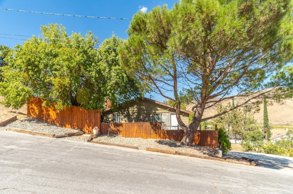 43031 Monacan Pl, Leona Valley, CA 93532