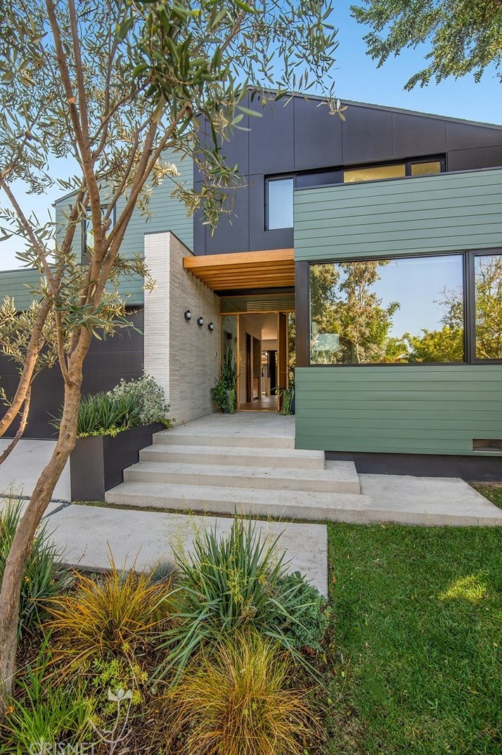12134 Viewcrest Rd, North Hollywood, CA 91604-3639