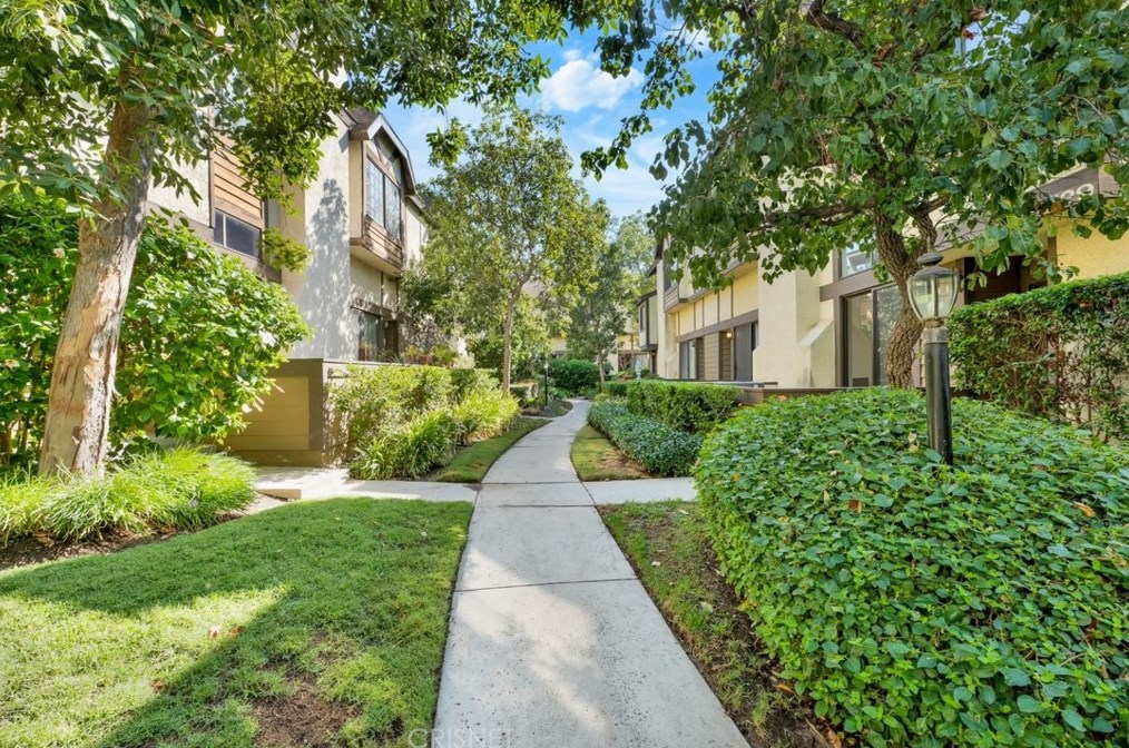 21217 Lassen St #2, Chatsworth, CA 91311