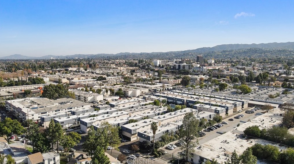 18550 Hatteras St, Los Angeles CA  91356-1959 exterior