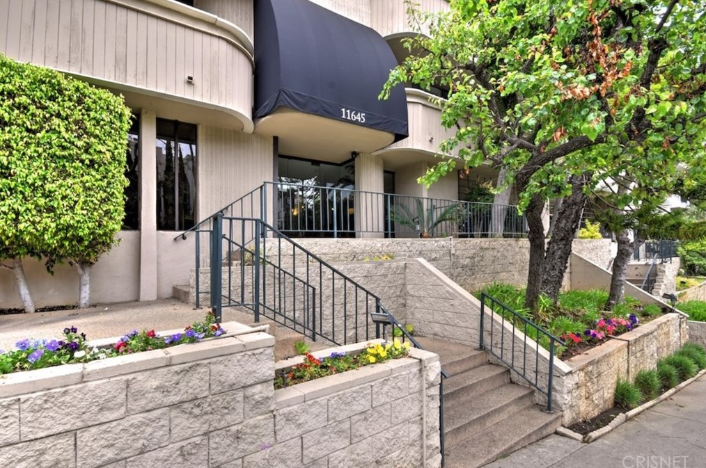 11645 Montana Ave, Los Angeles CA  90049-4663 exterior