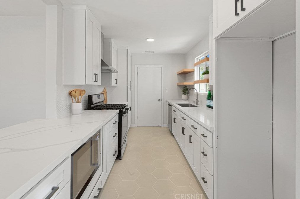 9001 Mercedes Ave, Los Angeles CA  91331-5811 exterior