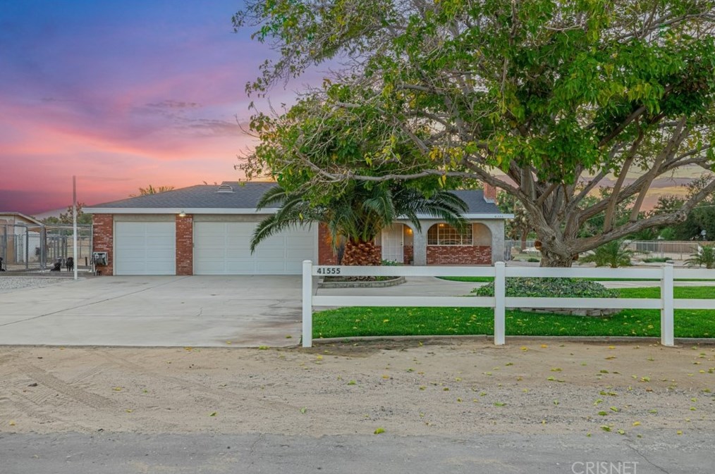 41555 22nd St, Palmdale, CA 93551-1323
