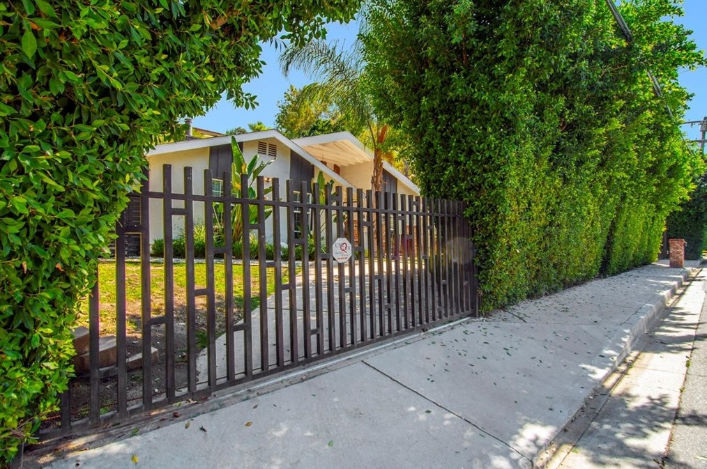 4920 Topeka Dr, Los Angeles, CA 91356-3902