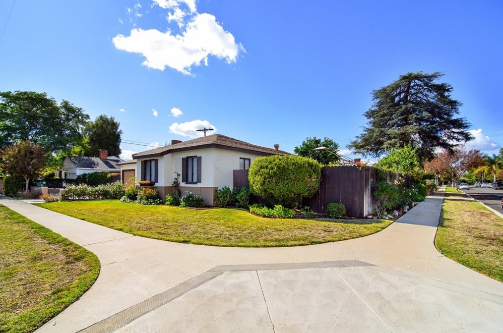 18730 Wyandotte St, Los Angeles, CA 91335-2730
