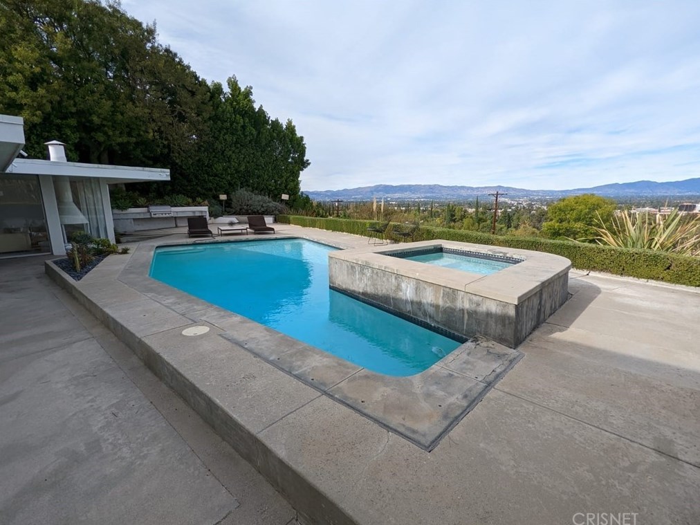 4701 Brewster Dr, Los Angeles, CA 91356-4803