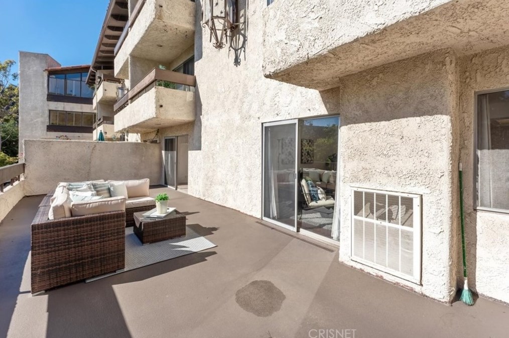 2700 Cahuenga Blvd, Los Angeles CA  90068-2126 exterior