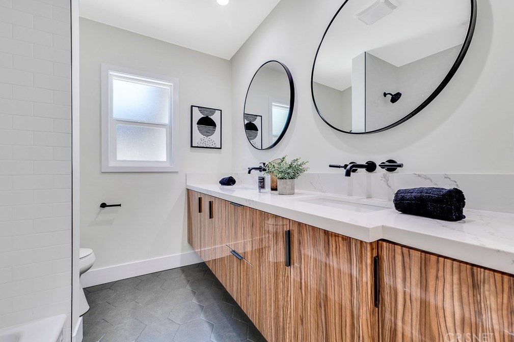 7901 Glider Ave, Los Angeles CA  90045-3049 exterior