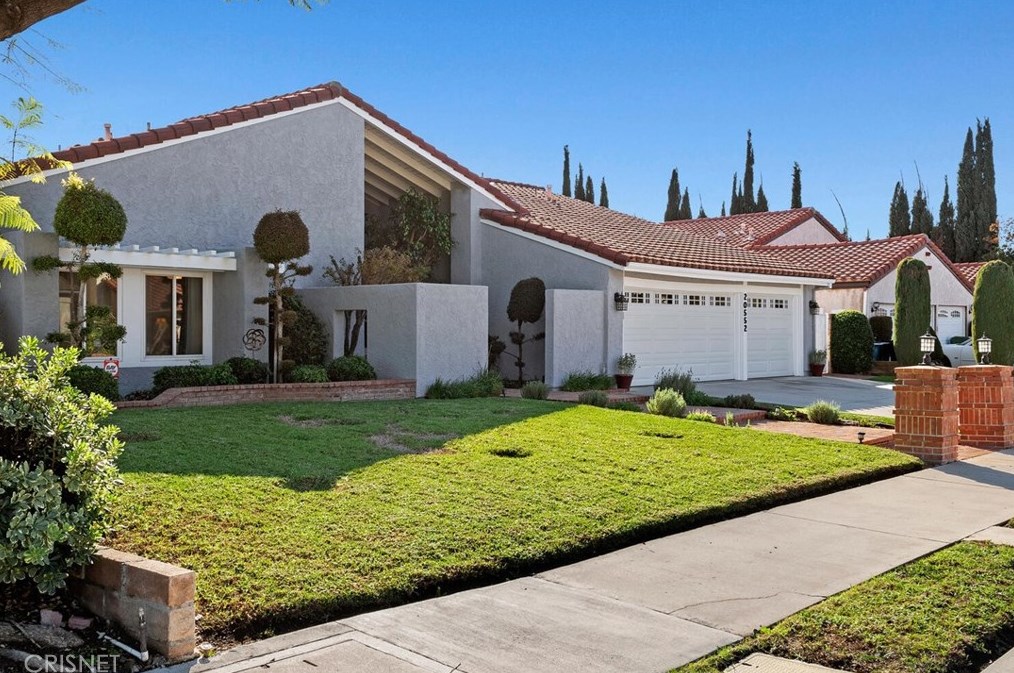 20552 Kingsbury St, Chatsworth, CA 91311-2426