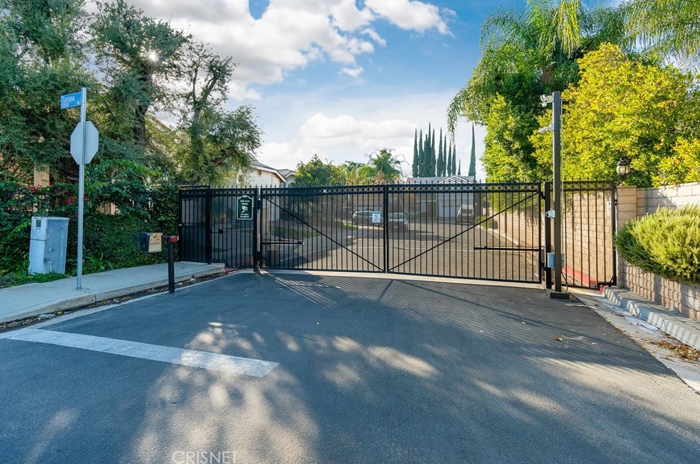 19310 Yolie Ln, Los Angeles, CA 91356-1145