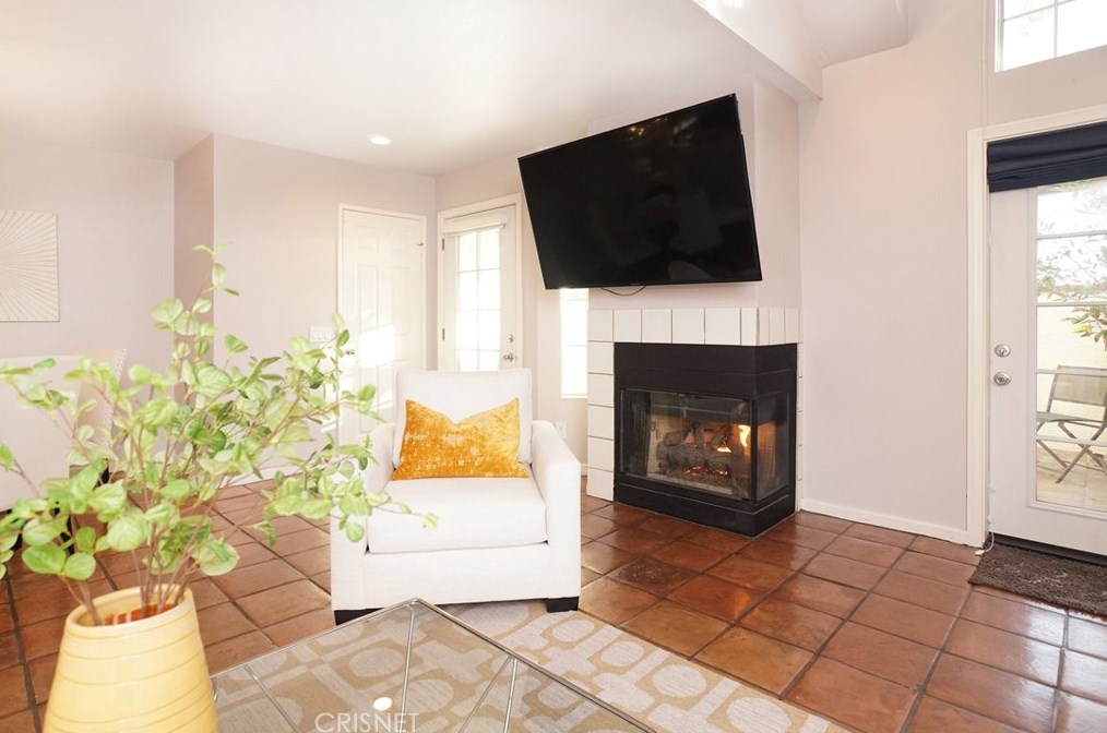 214 Camino Cortina, Camarillo CA  93010-2600 exterior