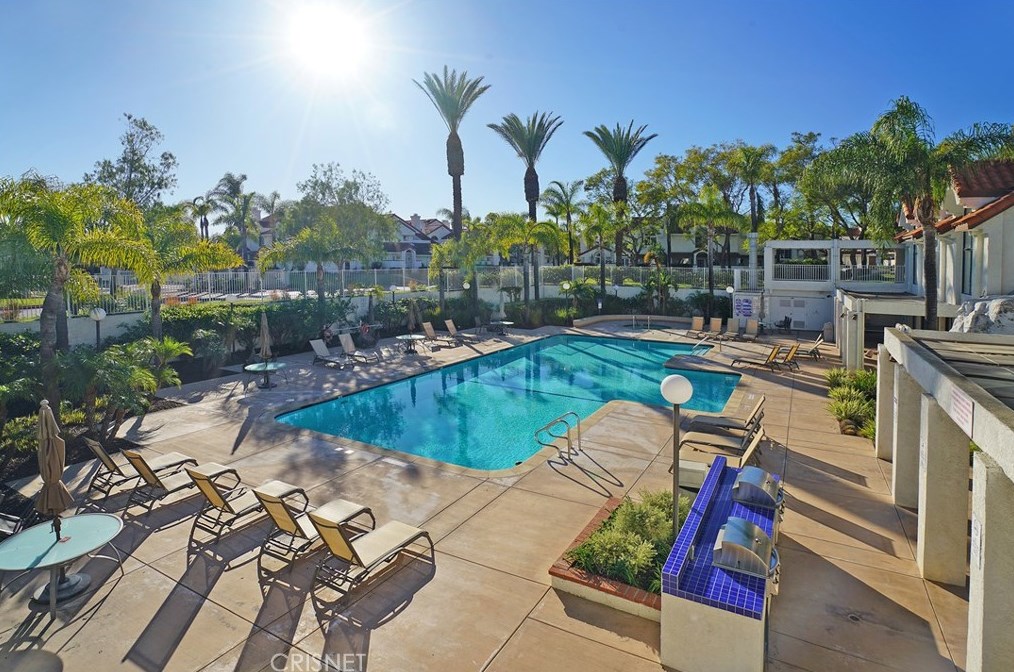 214 Camino Cortina, Camarillo CA  93010-2600 exterior