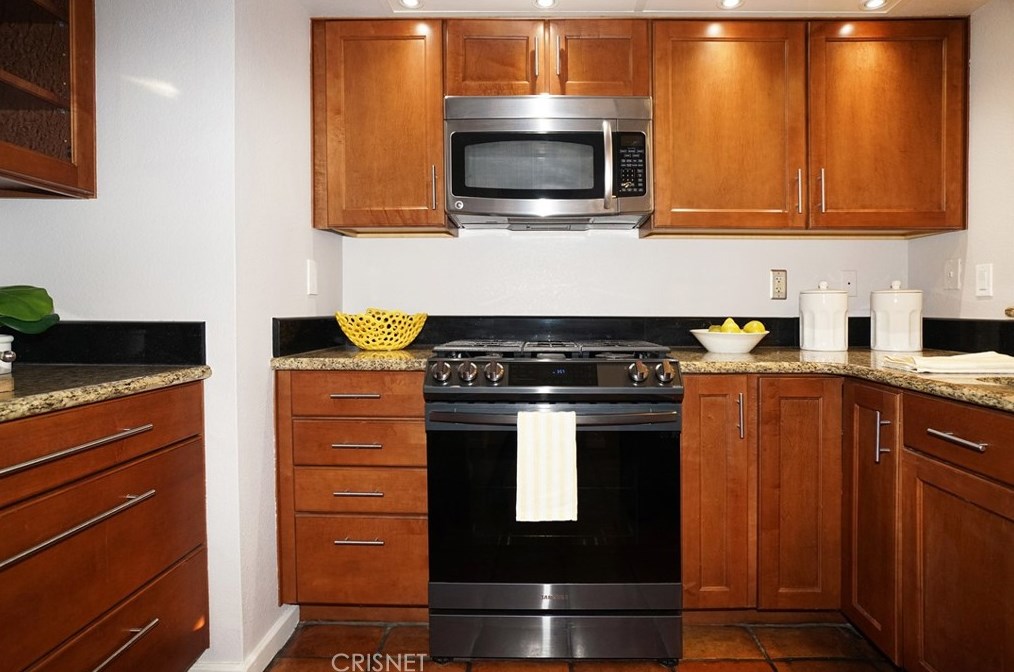 214 Camino Cortina, Camarillo CA  93010-2600 exterior