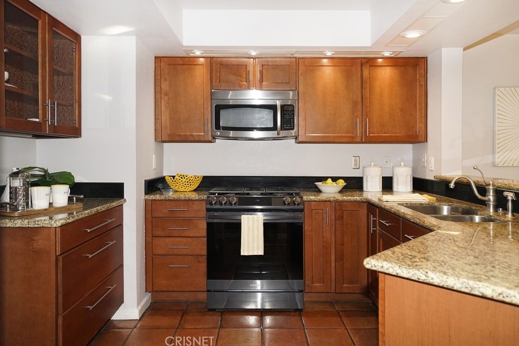 214 Camino Cortina, Camarillo CA  93010-2600 exterior