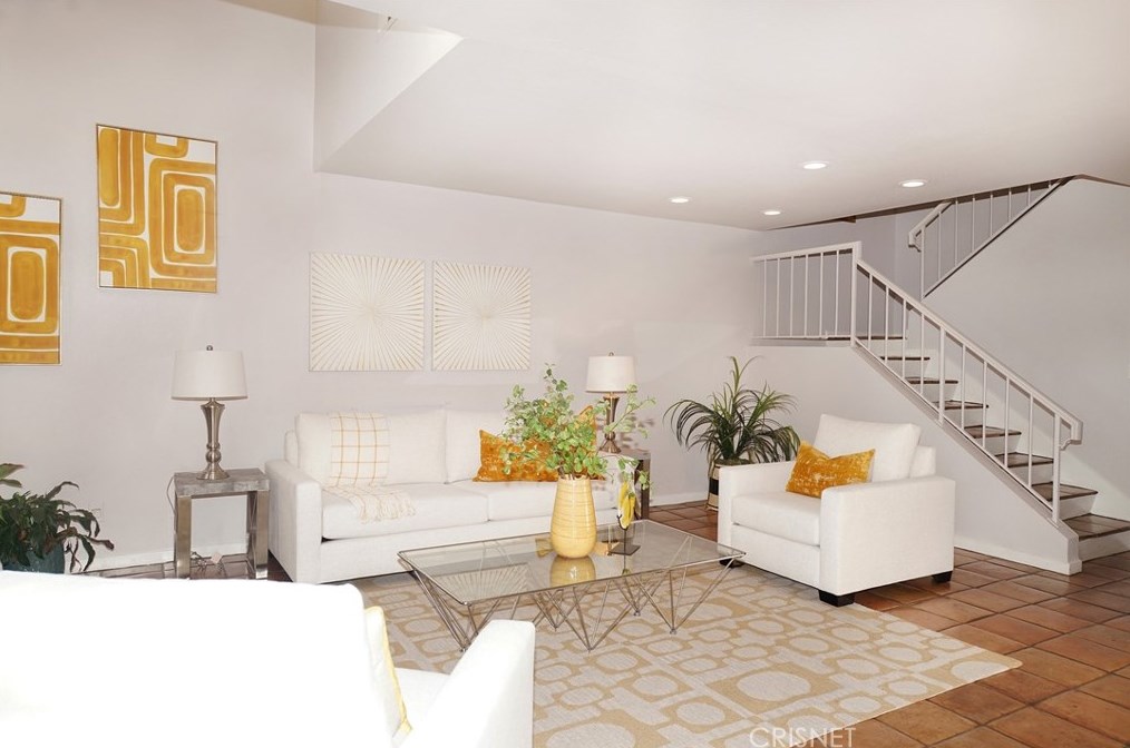214 Camino Cortina, Camarillo CA  93010-2600 exterior