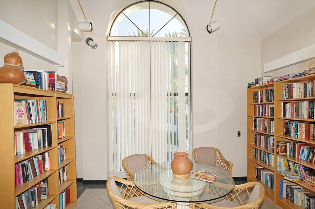 214 Camino Cortina, Camarillo CA  93010-2600 exterior