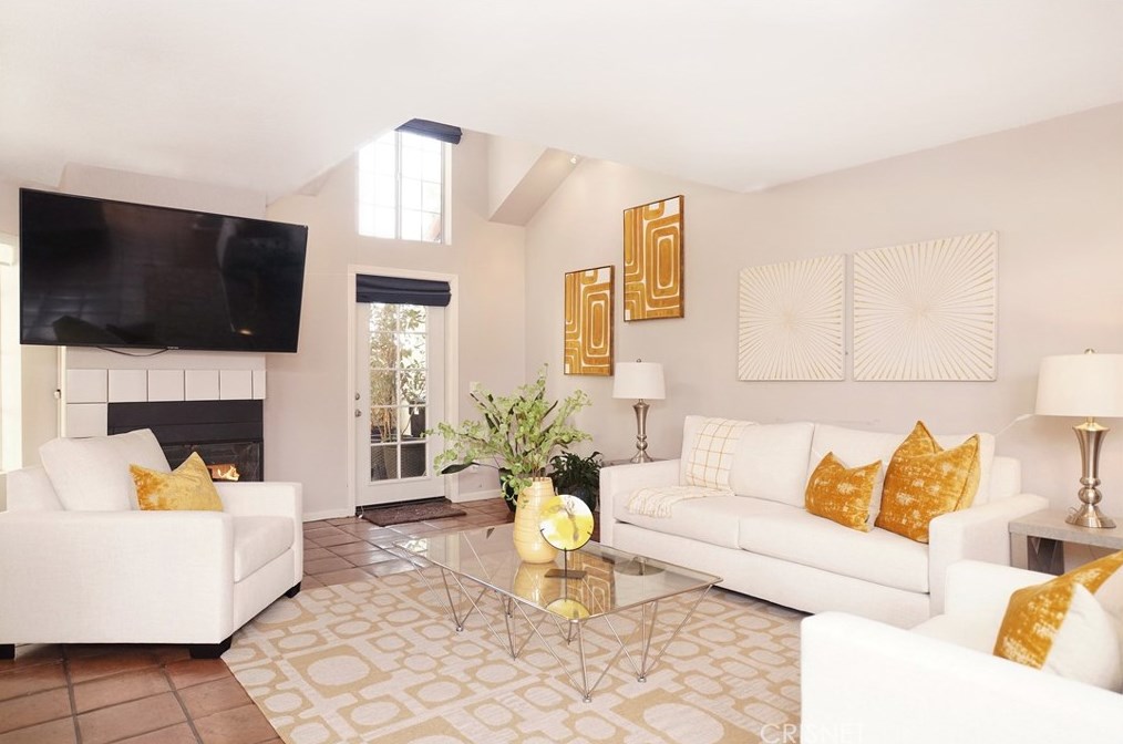 214 Camino Cortina, Camarillo CA  93010-2600 exterior
