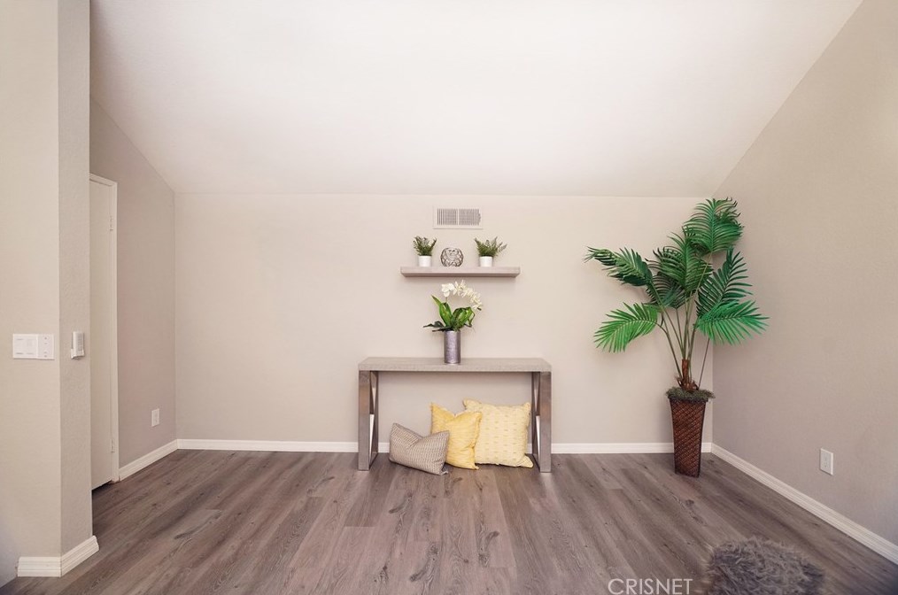 214 Camino Cortina, Camarillo CA  93010-2600 exterior