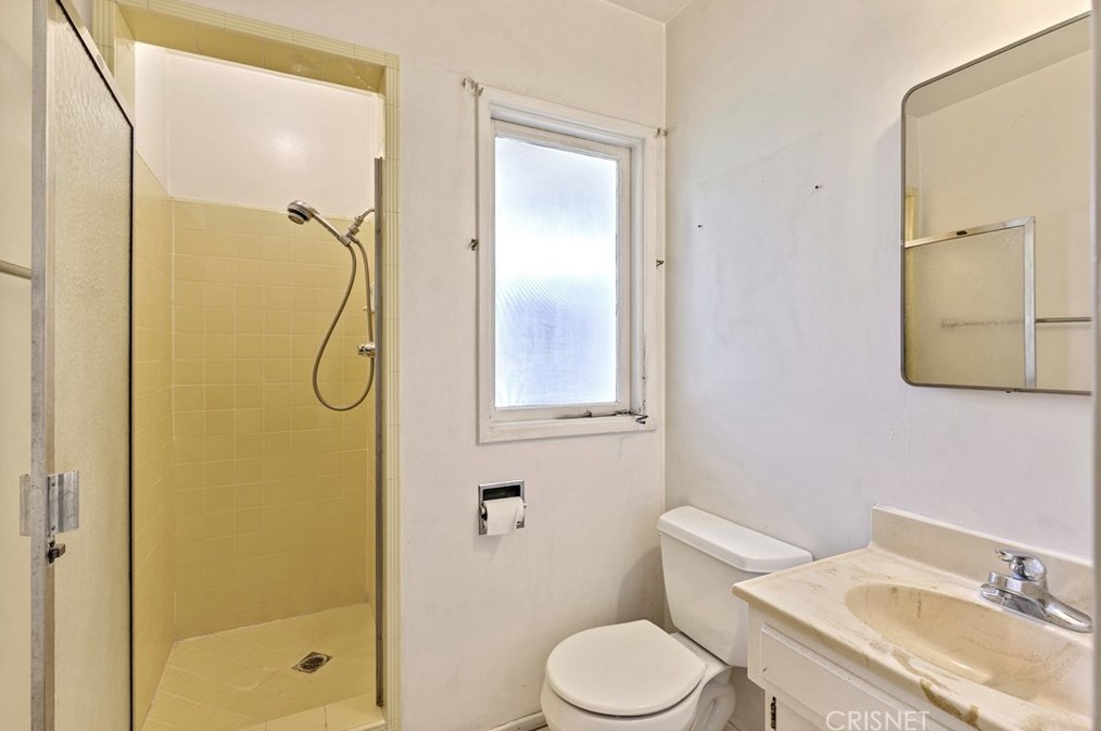 6225 Shirley Ave, Los Angeles CA  91335-6547 exterior