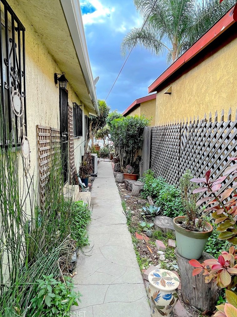 8644 Denver Ave, Los Angeles CA  90044-5714 exterior