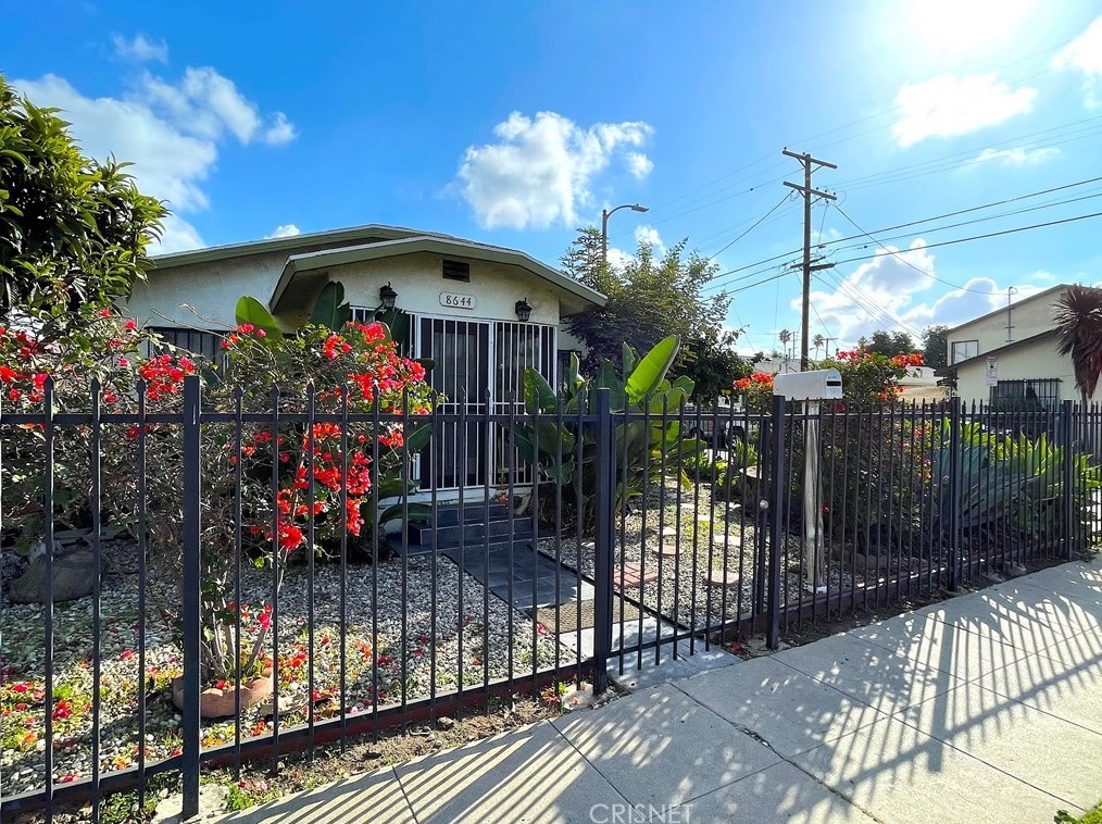 8644 Denver Ave, Los Angeles CA  90044-5714 exterior