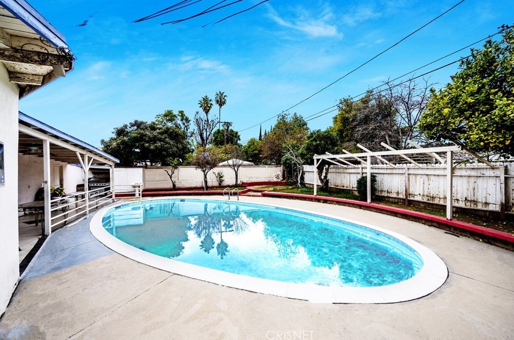19531 Keswick St, Los Angeles, CA 91335-2316