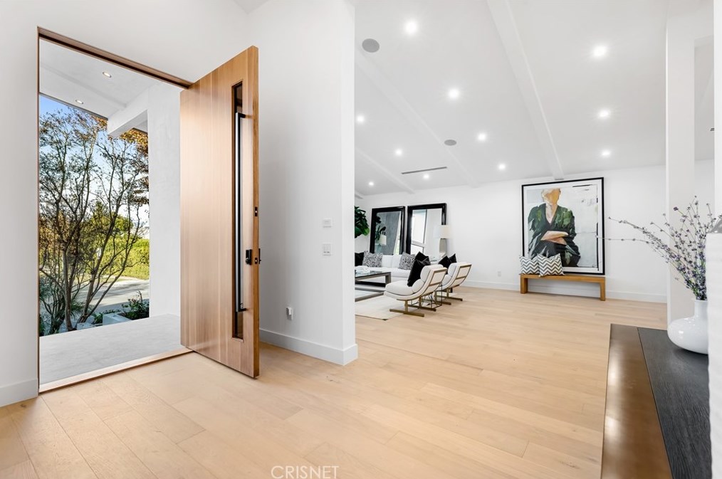 13718 Valley Vista Blvd, Van Nuys, CA 91423