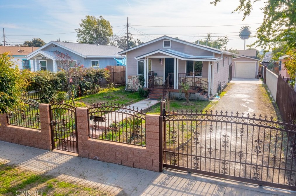 1422 69th St, Los Angeles, CA 90001-1910