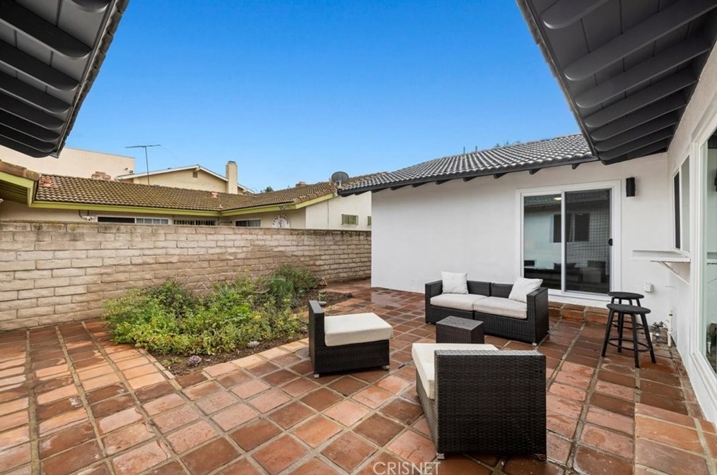 5120 Lindblade Dr, Los Angeles CA  90230-5944 exterior