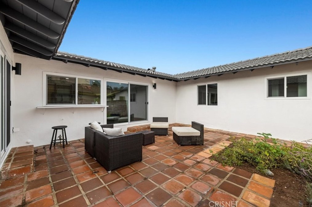 5120 Lindblade Dr, Los Angeles CA  90230-5944 exterior