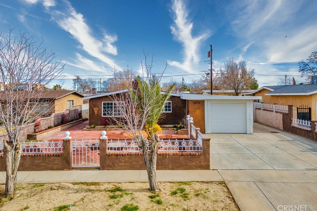 38738 3rd St, Palmdale, CA 93550-3704