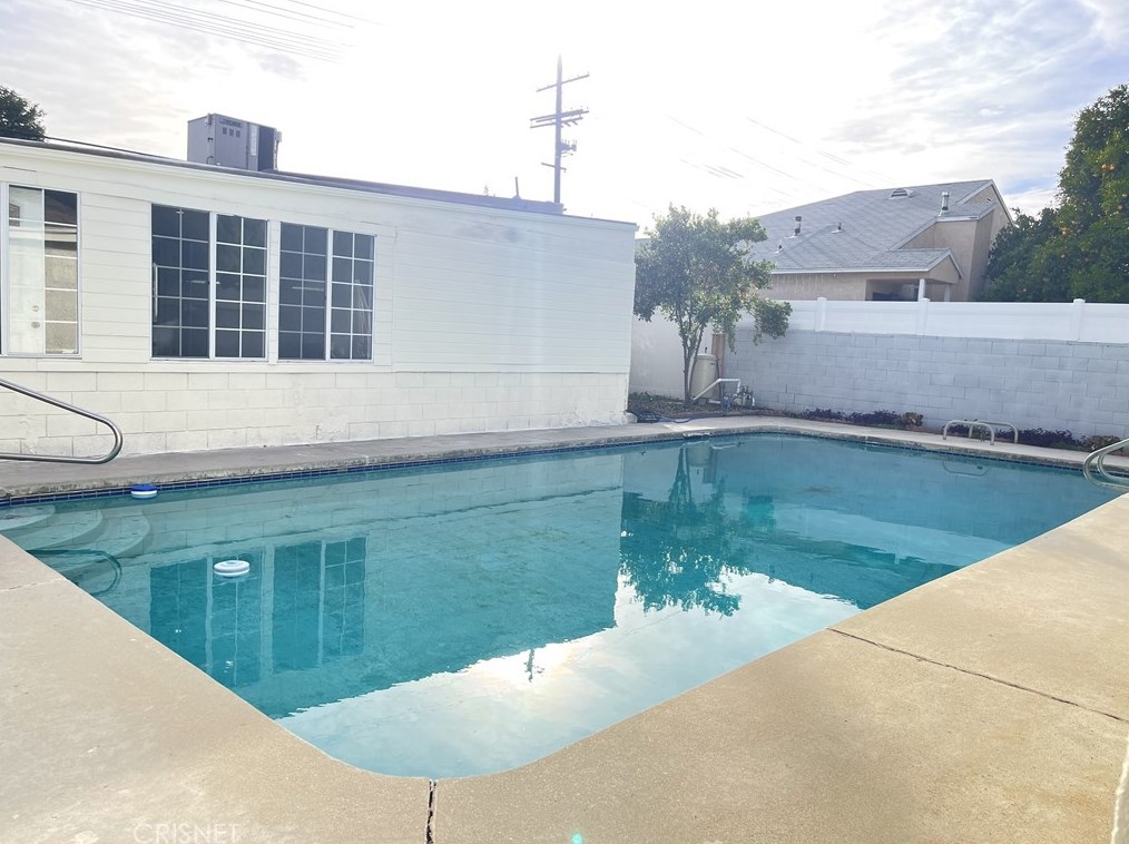 17921 Vanowen St, Los Angeles CA  91335-5637 exterior