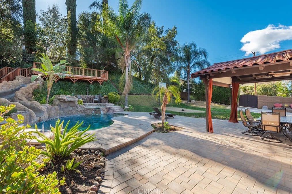 22432 Dardenne St, Calabasas, CA 91302