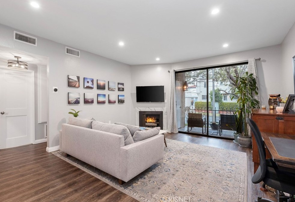 801 Plymouth Blvd, Los Angeles, CA 90005-3732