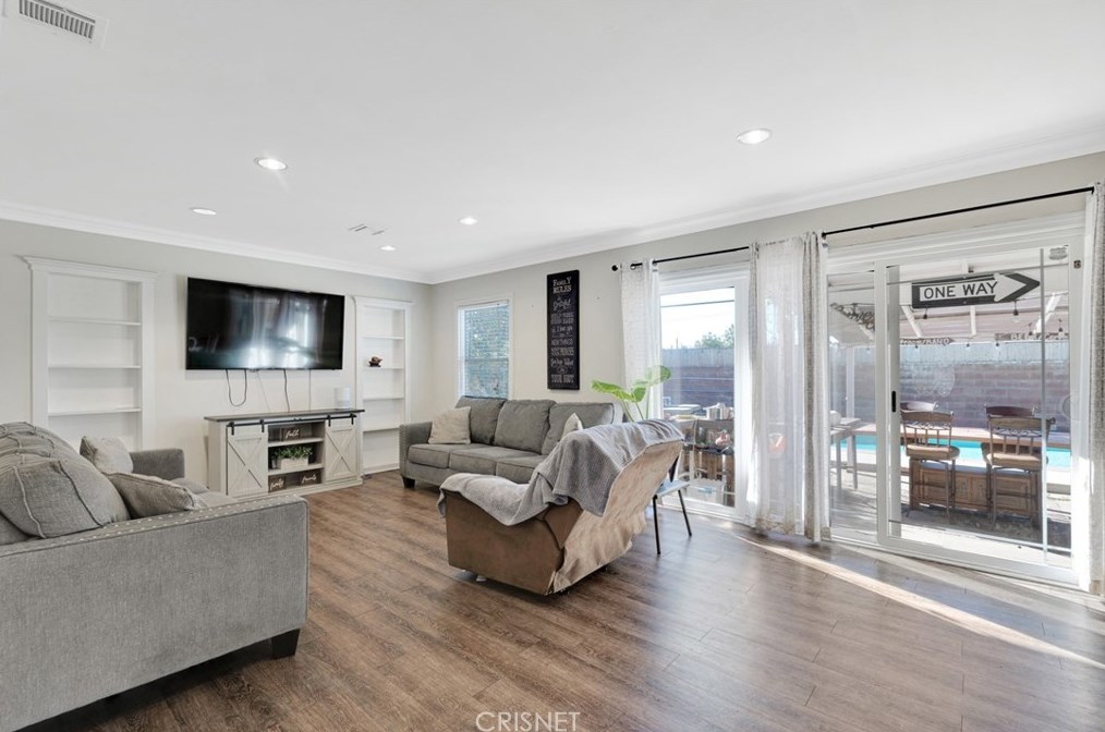 8725 Roslyndale Ave, Los Angeles, CA 91331-4941
