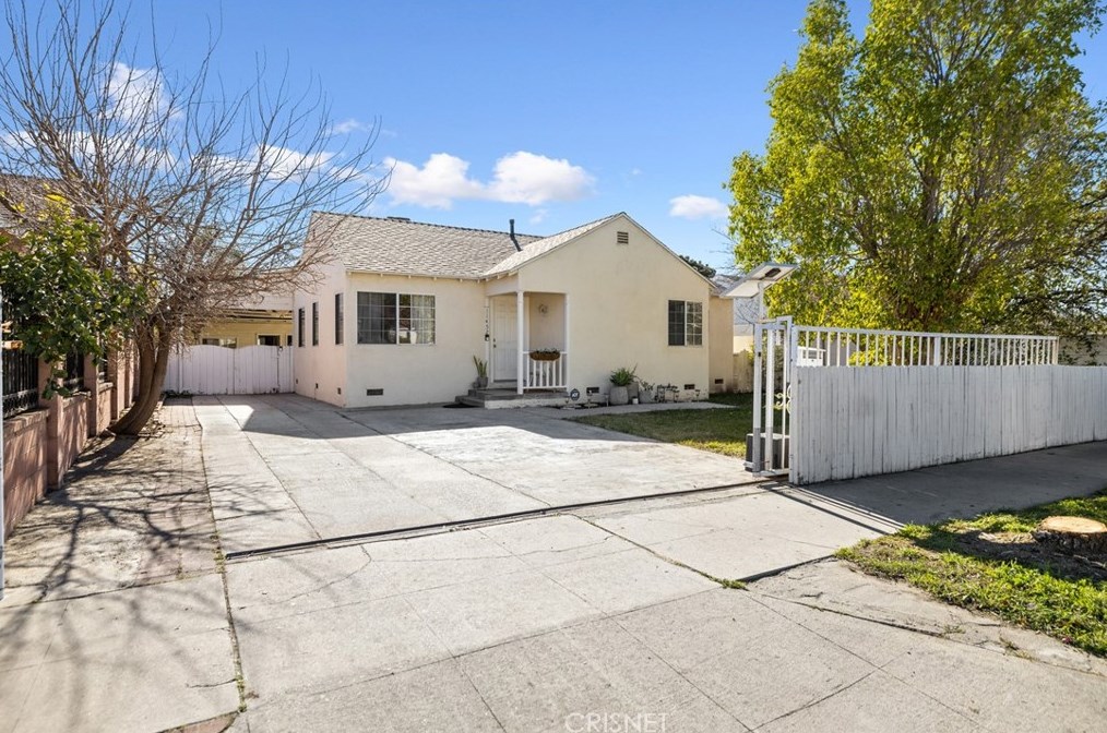 11452 Saticoy St, North Hollywood, CA 91605