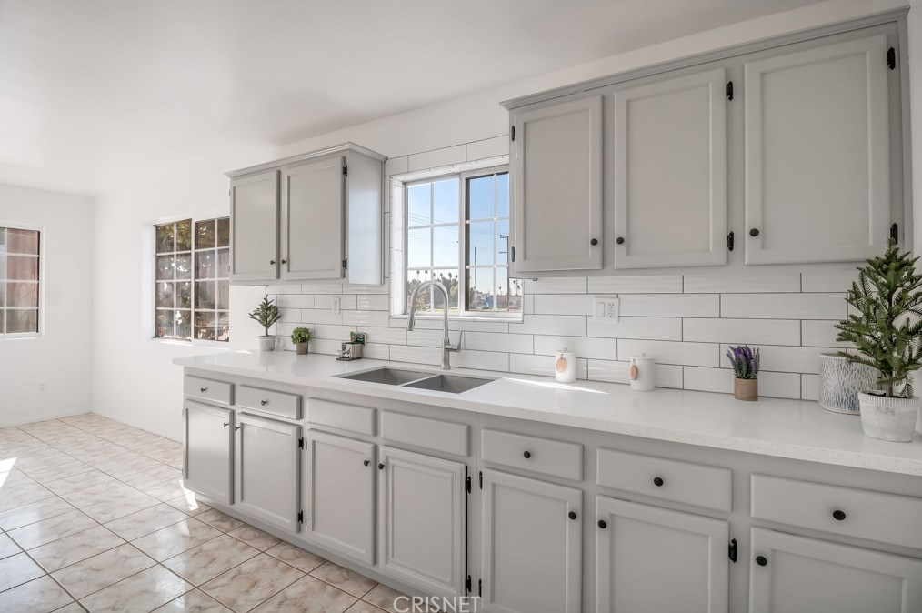 201 67th St, Los Angeles, CA 90003-1818