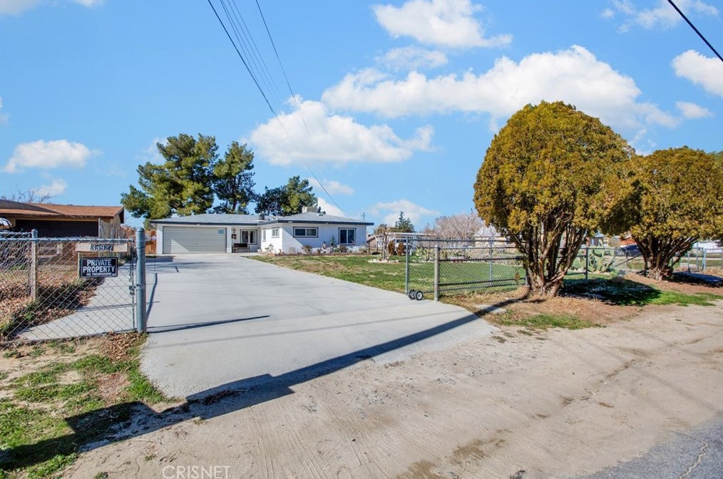 35927 80th St, Juniper Hills, CA 93543